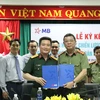 Lãnh đạo hai bên tham gia ký kết. (Ảnh: Vietnam+)