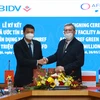 Ông Lê Ngọc lâm - Tổng Giám đốc BIDV và ông Fabrice Richy - Giám đốc AFD Việt Nam đại diện 2 bên tham gia ký kết. (Ảnh: Vietnam+)