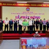 Lãnh đạo Vietcombank trao ủng hộ cho đại diện Ủy ban Trung ương Mặt trận Tổ quốc Việt Nam. (Ảnh: Vietnam+)