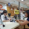 Giao dịch tại LienVietPostBank. (Ảnh: Vietnam+)