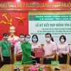 Đại diện NHCSXH tỉnh Lạng Sơn ký kết hợp đồng tín dụng với Công ty TNHH Vận tải Công nghệ Mai Linh Lạng Sơn. (Ảnh: Vietnam+)