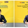Ông Đỗ Quang Vinh-Chủ tịch HĐTV SHB Finance (tại Việt Nam) và ông Seiichiro Akita-Chủ tịch kiêm CEO Krungsri (tại Thái Lan) ký thỏa thuận chuyển nhượng 100% vốn SHB Finance. (Ảnh: CTV/Vietnam+)