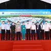 Thủ tướng Chính phủ Phạm Minh Chính cùng các đại biểu tai Bệnh viện điều trị người bệnh COVID-19. (Ảnh: CTV/Vietnam+)