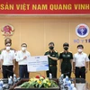 Đại diện MB trao tặng Bộ Y tế 1 triệu khẩu trang y tế 3M 1870+ N95. (Ảnh: CTV/Vietnam+)