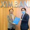 Ông Yasuhiro Saitoh - Chủ tịch HĐQT Eximbank (bên phải) trao Quyết định bổ nhiệm ông Trần Tấn Lộc giữ chức vụ Tổng Giám đốc của ngân hàng. (Ảnh: CTV/Vietnam+)