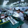 Dây chuyền kiểm tra bảng mạch điện tử tại một doanh nghiệp của Hàn Quốc tại khu công nghiệp Yên Phong. (Ảnh: Danh Lam/TTXVN)