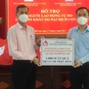 1.000 suất quà được gửi tới các lao động tự do đang gặp khó khăn bởi dịch bệnh tại 10 quận, huyện của thành phố Hà Nội. (Ảnh: Vietnam+)