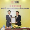 Chủ tịch Hội đồng quản trị Đỗ Quang Hiển trao quyết định bổ nhiệm cho ông Đỗ Quang Vinh. (Ảnh: CTV/Vietam+)