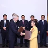 Lãnh đạo 2 bên tham gia ký kết dưới sự chứng kiến của Thủ tướng Phạm Minh Chính và lãnh đạo các Bộ ngành. (Ảnh: CTV/Vietnam+)