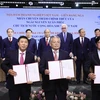 Từ trái sang: Ông Lê Thành Trung-Phó Chủ tịch VCF, Phó Tổng giám đốc HDBank; ông Berik Balgabaev - Giám đốc Văn phòng đại diện FIDE tại Nga và ông Trần Hoài Nam – Phó Tổng giám đốc HDBank thực hiện ký kết thỏa thuận và trao văn kiện với sự chứng kiến của 