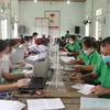 Ngân hàng Chính sách huyện Con Cuông giải ngân vốn kịp thời cho những lao động trở về địa phương. (Ảnh: Vietnam+)