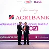 Đại diện Agribank (phải) nhận giải thưởng “Ngân hàng có sản phẩm, dịch vụ sáng tạo tiêu biểu năm 2021”. (Ảnh: Vietnam+)