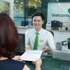 Giao dịch tại Vietcombank. (Ảnh: Vietnam+)