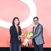 Đại diện VPBank (bên trái) nhận danh hiệu “Đối tác Ấn tượng nhất” năm 2021 từ Shopee. (Ảnh: Vietnam+)