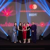 Lãnh đạo BIDV nhận giải thưởng của Mastercard. (Ảnh: Vietnam+)