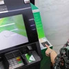 Khách hàng trải nghiệm rút tiền bằng căn cước công dân gắn chip tại ATM của Vietcombank đặt tại chi nhánh Vietcombank Ba Đình, 72 Trần Hưng Đạo, Hoàn Kiếm, Hà Nội. (Ảnh: Vietnam+)