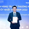 Ông Trần Hoài Nam - Phó Giám đốc Khối khách hàng doanh nghiệp kiêm Giám đốc Trung tâm Phát triển Giải pháp tài chính khách hàng đại diện VietinBank nhận giải thưởng. (Ảnh: Vietnam+)
