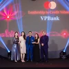 Đại diện VPBank nhận trao giải từ Mastercredit. (Ảnh: Vietnam+)