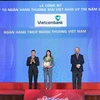 Bà Phan Thị Thanh Tâm, Phó trưởng văn phòng đại diện Vietcombank tại khu vực phía Nam (đứng giữa) nhận giả thưởng từ ban tổ chức. (Ảnh: Vietnam+)