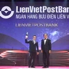 Phó Tổng Giám đốc Nguyễn Quý Chiến đại diện LienVietPostBank nhận giải. (Ảnh: Vietnam+)