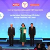 Đại diện Vietcombank, bà Phùng Nguyễn Hải Yến - Phó Tổng giám đốc nhận biểu trưng từ ban tổ chức chương trình. (Ảnh: Vietnam+)