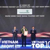 Đại diện Vietcombank nhận giải thưởng từ ban tổ chức. (Ảnh: Vietnam+)