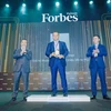 Đại diện HDBank nhận giải thưởng từ Tạp chí Forbes Việt Nam. (Ảnh: Vietnam+)