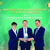 Đại diện BIDV nhận giải thưởng Ngân hàng phục vụ khách hàng FDI tốt nhất Việt Nam năm 2022. (Ảnh: Vietnam+)