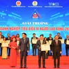 Ông Hồng Quang - thành viên HĐQT kiêm Giám đốc Khối Nhân sự, Chủ tịch Công đoàn Vietcombank nhận danh hiệu từ Ban tổ chức. (Ảnh: Vietnam+)