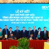 Đại diện BIDV và Tổng Liên đoàn Lao động Việt Nam ký kết Quy chế phối hợp. (Ảnh: Vietnam+)