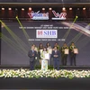 Phó Tổng Giám đốc Hoàng Thị Mai Thảo đại diện SHB nhận giải thưởng “Tốp 50 doanh nghiệp xuất sắc nhất Việt Nam 2022”. (Ảnh: Vietnam+)