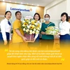 Gia đình khách hàng N.T.H cảm ơn các cán bộ phòng giao dịch Lienvietpostbank Quế Võ. (Ảnh: Vietnam+)
