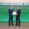 Ông Lê Thanh Quý Ngọc – Giám đốc khối Quản lý Rủi ro OCB nhận giấy chứng nhận hoàn thành triển khai và áp dụng nền tảng quản lý vốn theo Basel II nâng cao từ Moody’s Analytic . (Ảnh: Vietnam+)