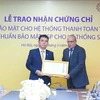 Ông Hồ Nam Tiến-Phó Chủ tịch HĐQT, quyền Tổng Giám đốc LPBank nhận chứng chỉ Tiêu chuẩn bảo mật CSP cho hệ thống SWIFT. (Ảnh: Vietnam+)