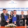 Ông Nguyễn Thanh Tùng - Tổng Giám đốc Vietcombank (bên phải) và ông Dương Văn Thanh - Tổng Giám đốc VSDC ký kết thỏa thuận phối hợp. (Ảnh: PV/Vietnam+)