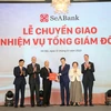 Ông Lê Quốc Long (thứ 4 tư phải sang) nhận nhiệm vụ mới từ Hội đồng quản trị SeABank. (Ảnh: PV/Vietnam+)