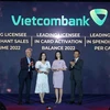 Đại diện Vietcombank nhận giải thưởng. (Ảnh: Vietnam+)