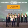 Ông Hồ Nam Tiến – Tổng Giám đốc LPBank (ở giữa) nhận cúp và chứng nhận từ ban tổ chức. (Ảnh: Vietnam+)