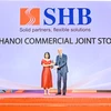 Lãnh đạo SHB nhận giải thưởng từ ban tổ chức. (Ảnh: Vuetnam+)