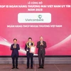 Đại diện Vietcombank (đứng giữa) nhận danh hiệu “Ngân hàng uy tín nhất Việt Nam năm 2023” từ ban tổ chức. (Ảnh: Vietnam+)