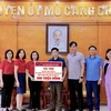 Lãnh đạo Agribank trao số tiền tài trợ cho đại diện trường Hồ Bốn. (Ảnh: Vietnam+)