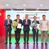 Phó Thống đốc Ngân hàng Nhà nước Việt Nam Phạm Thanh Hà và lãnh đạo Đảng ủy Khối Doanh nghiệp trung ương và lãnh đạo Vietcombank trao quyết định, tặng hoa chúc mừng 2 Phó Tổng giám đốc Vietcombank. (Ảnh: PV/Vietnam+)