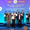 Ông Nguyễn Văn Hương - Giám đốc Khối Bán lẻ OCB đại diện ngân hàng nhận giải thưởng “Top 10 thương hiệu mạnh ngành ngân hàng 2022”. (Ảnh: Vietnam+)