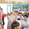 Nữ doanh nhân Nguyễn Thị Phương Thảo tặng quà cho các em nhỏ tại làng SOS Nha Trang. (Ảnh: Vietnam+)