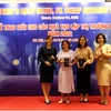 Đại diện Vietcombank (thứ 2 từ trái sang) nhận giải thưởng cao nhất dành cho Nhà tạo lập Thị trường giao dịch Repo nhiều nhất năm 2022. (Ảnh: Vietnam+)
