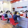 Khách hàng giao dịch tại Techcombank. (Ảnh: PV/Vietnam+)