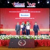 Đại diện Sacombank, ông Trần Anh Việt – Giám đốc khu vực thành phố Hà Nội nhận giải thưởng. (Ảnh: Vietnam+)