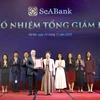 Lãnh đạo SeABank trao quyết định bổ nhiệm ông Lê Quốc Long đảm nhiệm chức vụ Tổng Giám đốc. (Ảnh: PV/Vietnam+)