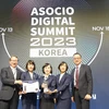 Đại diện BIDV nhận giải Đơn vị chuyển đổi số xuất sắc từ ASOCIO. (Ảnh: PV/Vietnam+)