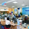 Khách hàng giao dịch tại VietinBank. (Ảnh: Vietnam+)